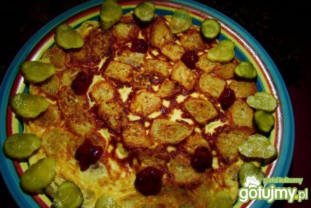 Omlet z grzankami i korniszonem  Omlet z grzankami i korniszonem