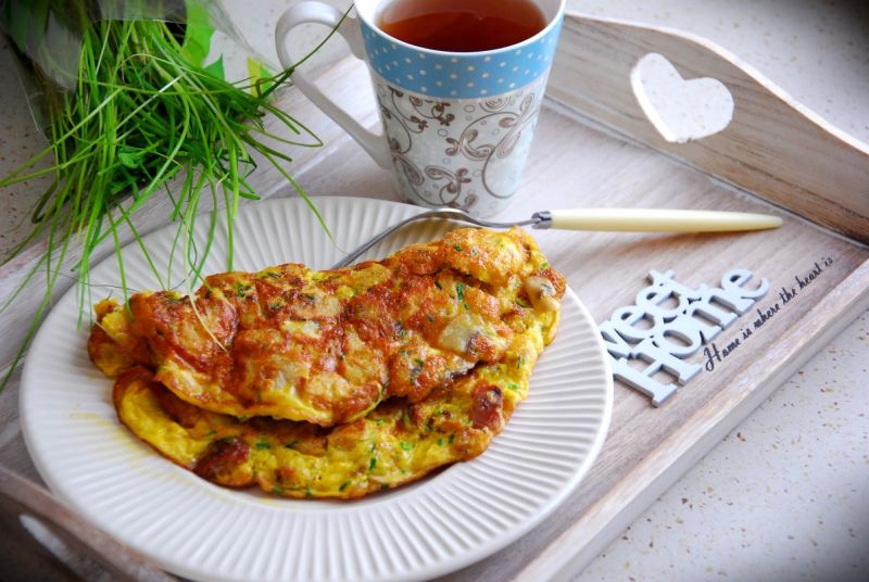 Omlet z grzankami i żółtym serem