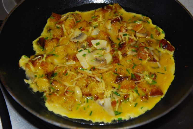 Omlet z grzankami i żółtym serem