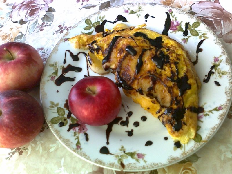 Omlet z jabłkami i sosem czekoladowym Omlet z jabłkami i sosem czekoladowym