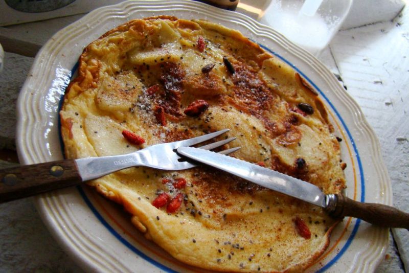 Omlet z jabłkiem cynamonem i owocami goji Omlet z jabłkiem cynamonem i owocami goji