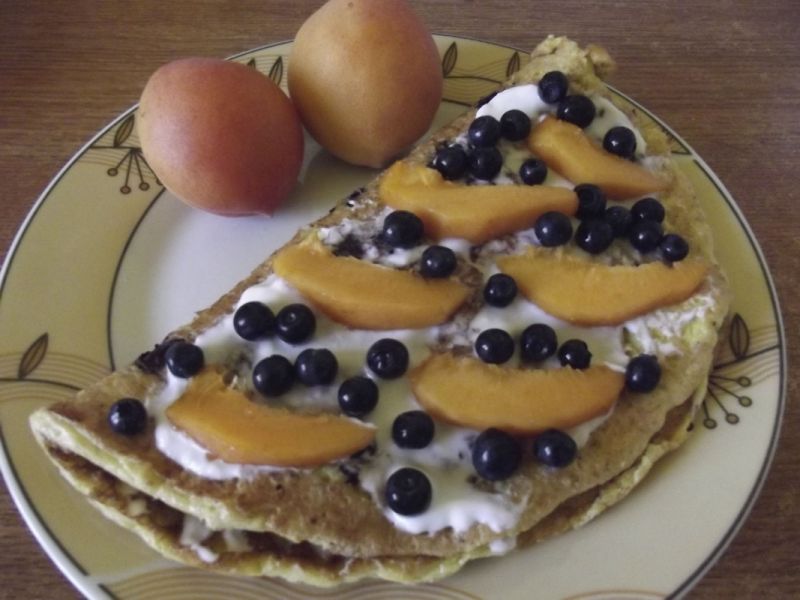 Omlet z jagodami i morelami Omlet z jagodami i morelami