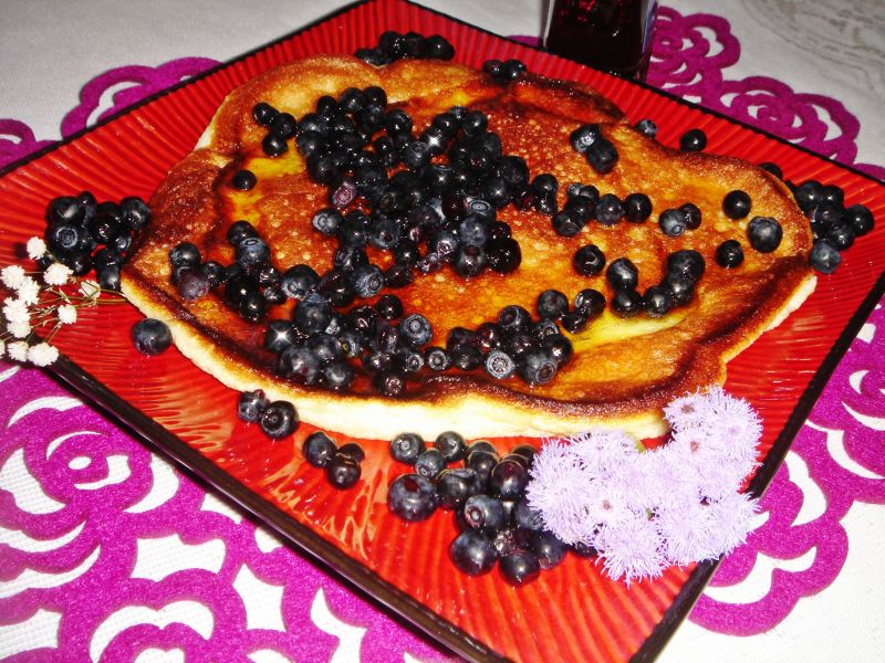 Omlet z jagodami i syropem klonowym Omlet z jagodami i syropem klonowym