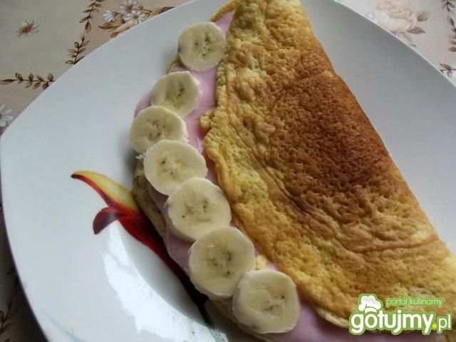 Omlet z jogurtem i bananem Omlet z jogurtem i bananem