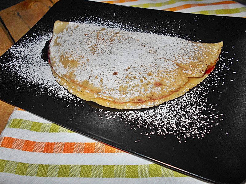 Omlet z kaki i dżemem wiśniowym