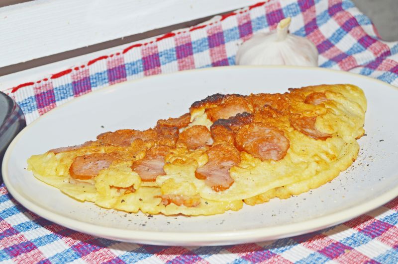 Omlet z kiełbasą Omlet z kiełbasą