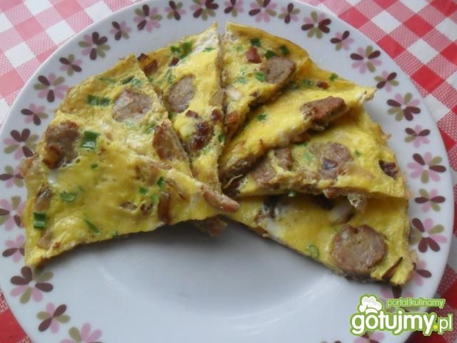 Omlet z kiełbasą i cebulą na boczku Omlet z kiełbasą i cebulą na boczku