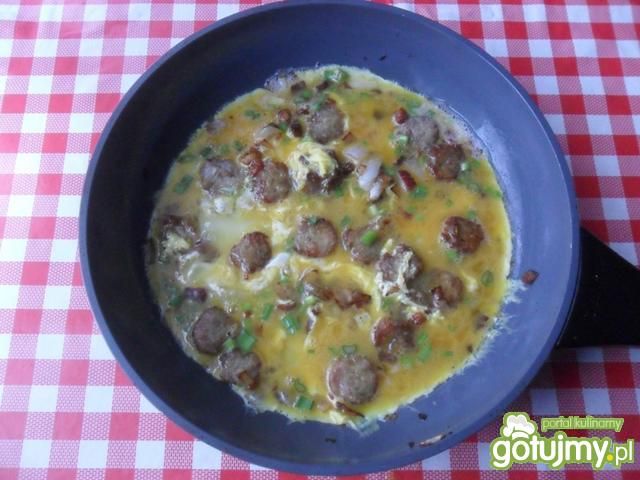 Omlet z kiełbasą i cebulą na boczku