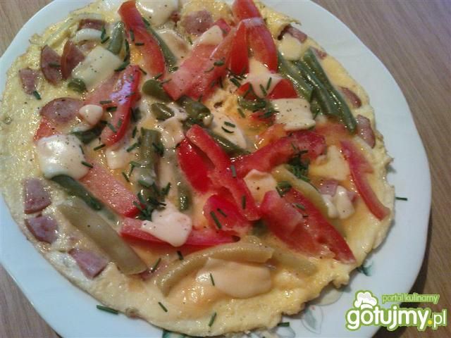 Omlet z kiełbasą i pomidorem Omlet z kiełbasą i pomidorem