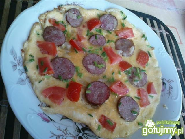 Omlet z kiełbasą i szczypiorkiem Omlet z kiełbasą i szczypiorkiem