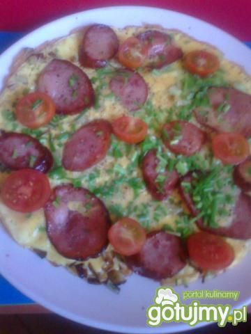 omlet z kiełbasami, pomidorami cherry  omlet z kiełbasami, pomidorami cherry