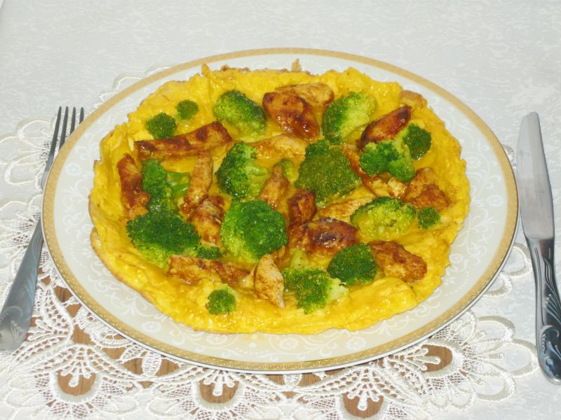Omlet z kurczakiem i brokułami