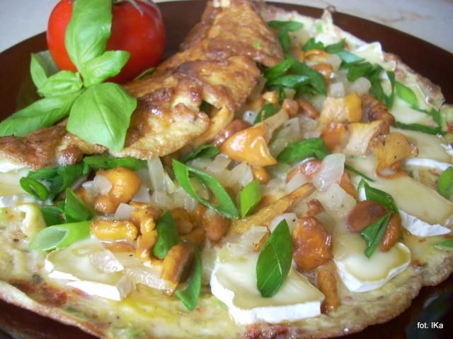 Omlet z kurkami i serem camembert