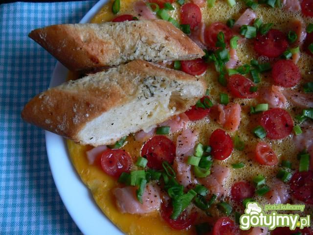 Omlet z łososiem wędzonym i pomidorkami 