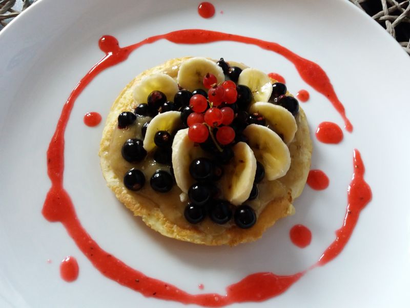 Omlet z mąki ryżowej z porzeczkami i bananem Omlet z mąki ryżowej z porzeczkami i bananem