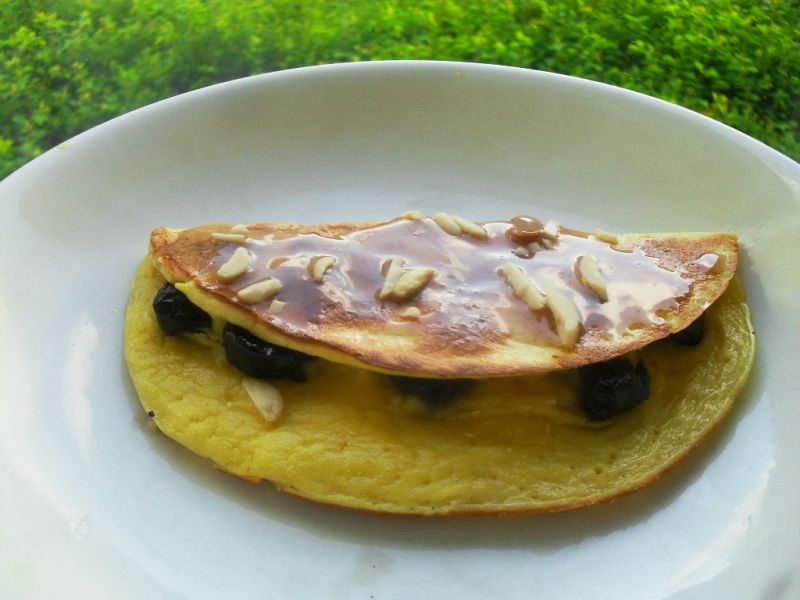 Omlet z miodem i śliwkami Omlet z miodem i śliwkami