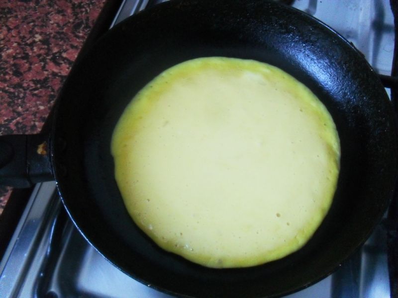 Omlet z miodem i śliwkami