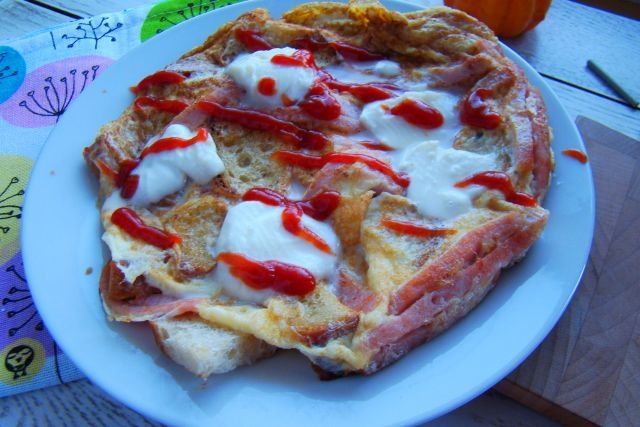 Omlet z mozzarellą i chlebem 