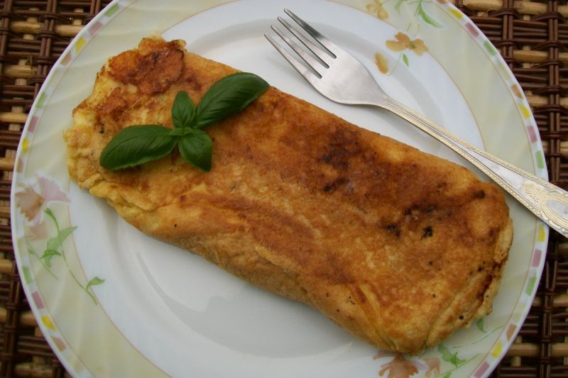 Omlet z mozzarellą i pomidorem Omlet z mozzarellą i pomidorem