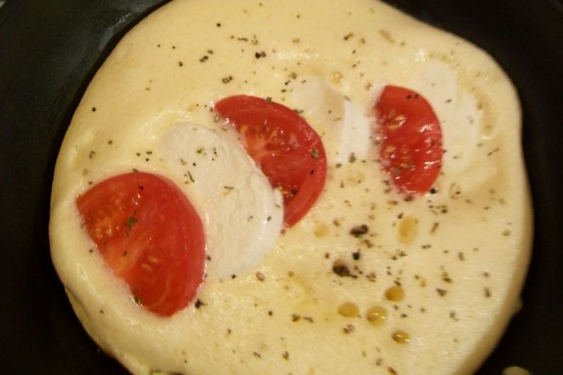 Omlet z mozzarellą i pomidorem