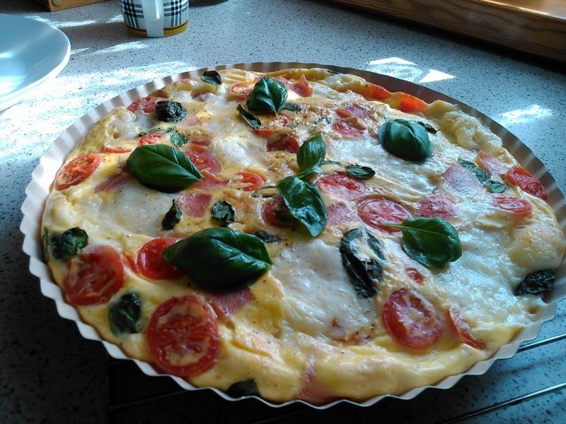 Omlet z mozzarellą, pomidorkami i szynką