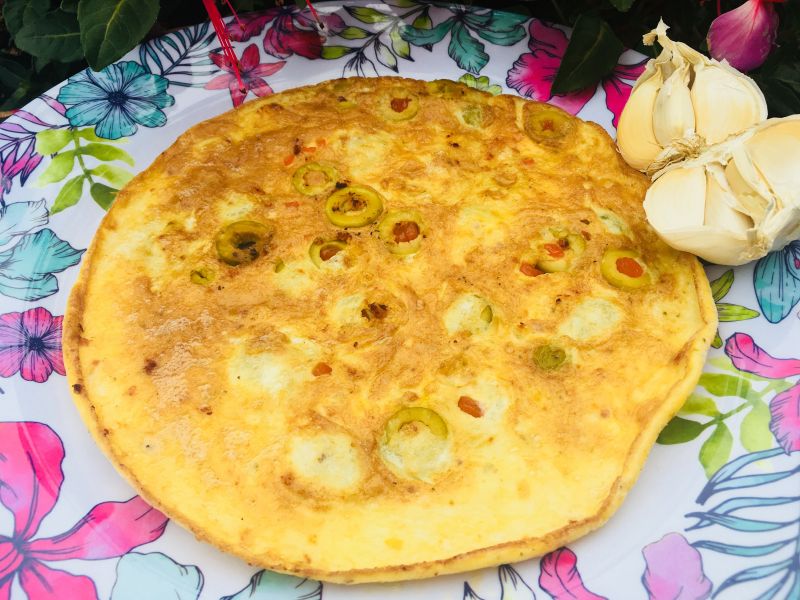 Omlet z oliwkami i czosnkiem Omlet z oliwkami i czosnkiem