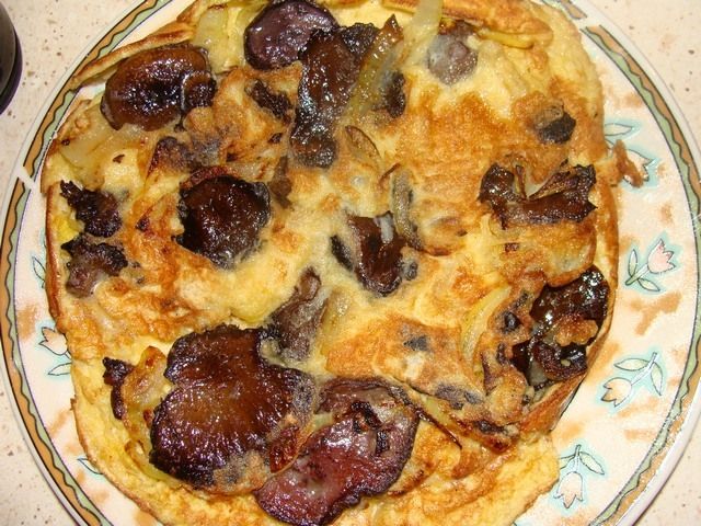 Omlet z opieńkami i cebulką