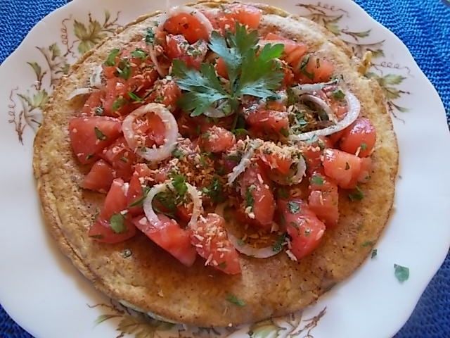 Omlet z otrębami i sałatką z pomidorów Omlet z otrębami i sałatką z pomidorów