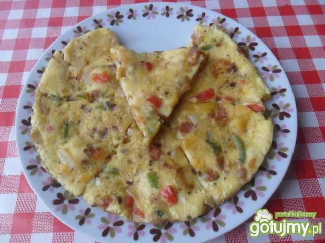 Omlet z papryką, cebulą i boczkiem Omlet z papryką, cebulą i boczkiem