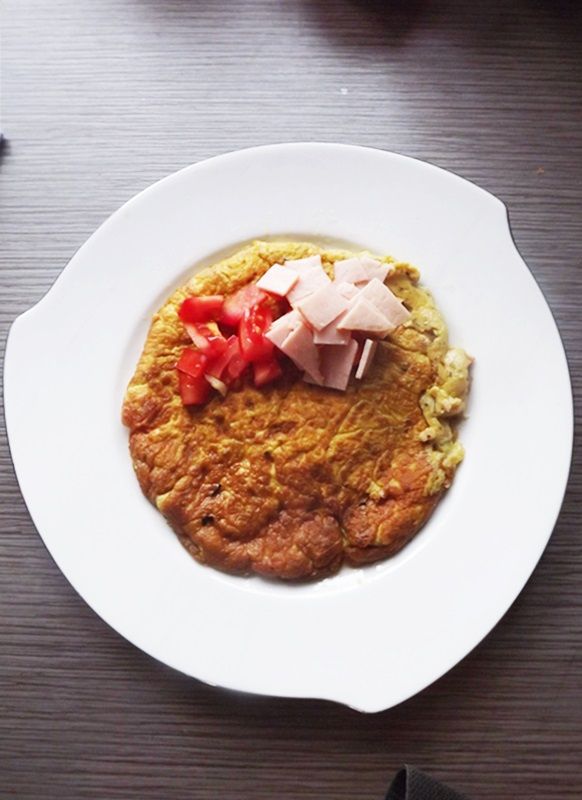 omlet z papryką, cebulą i szynką