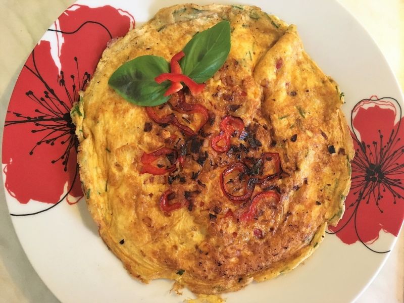 Omlet z papryką i szczypiorkiem Omlet z papryką i szczypiorkiem