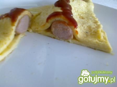 Omlet z parówką.