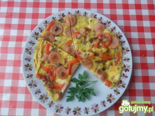 Omlet z parówkami, cebulą i papryką Omlet z parówkami, cebulą i papryką