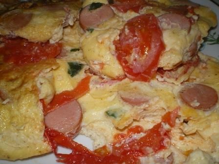 Omlet z parówkami i papryką