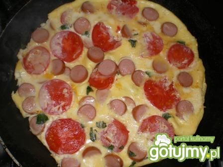 Omlet z parówkami i pomidorem
