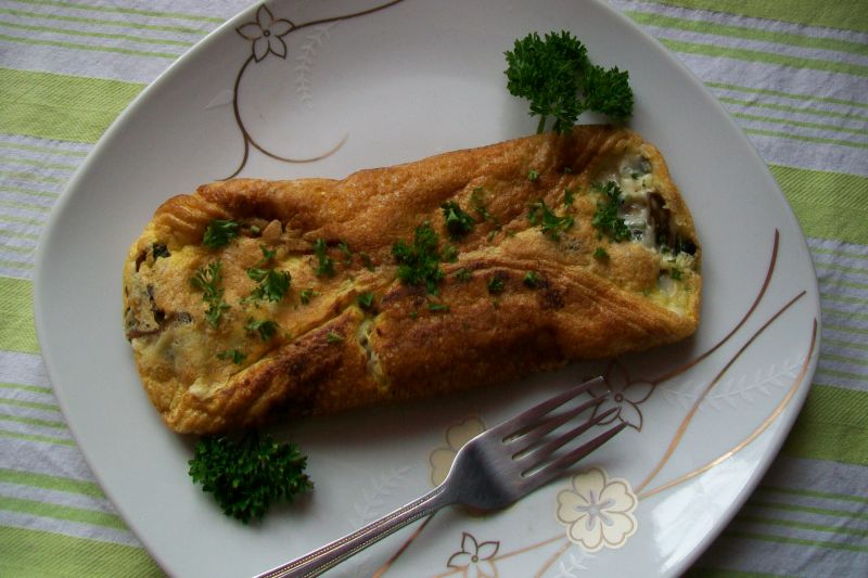 Omlet z pieczarkami i serem pleśniowym