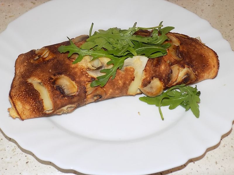 Omlet z pieczarkami, serem i rukolą Omlet z pieczarkami, serem i rukolą