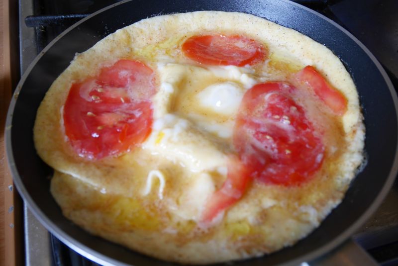 Omlet z pomidorami