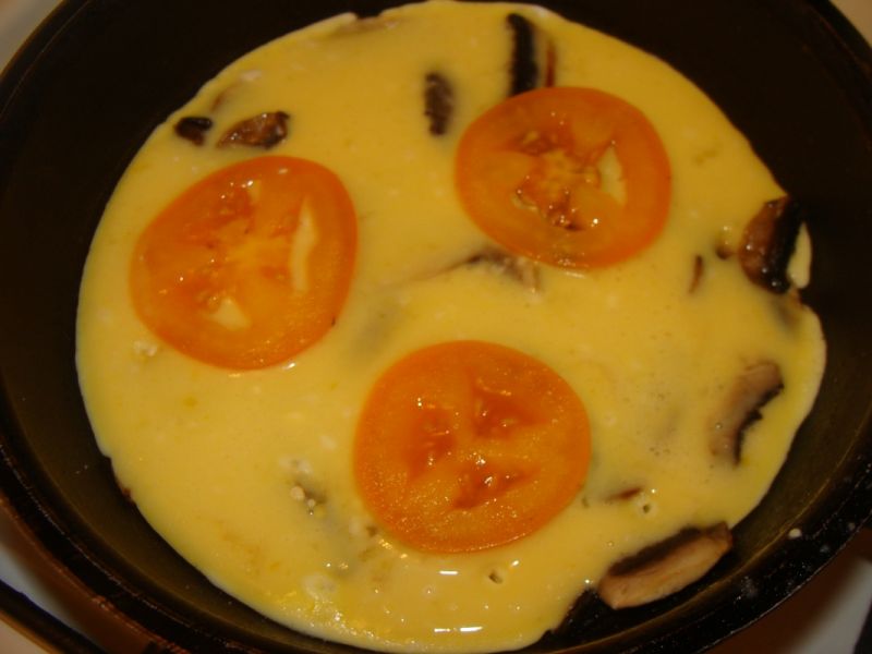 Omlet z pomidorami i pieczarkami