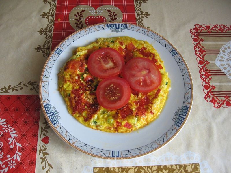 Omlet z pomidorami i szczypiorkiem