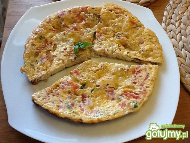 Omlet z pomidorami, mozzarellą i bazylią