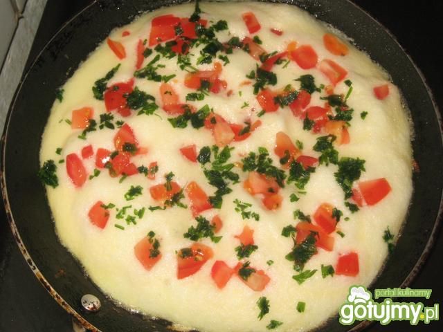Omlet z pomidorem i natką