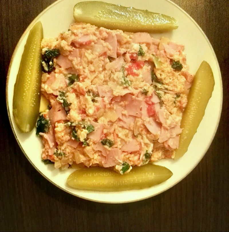 Omlet z pomidorem, jałmużem i szynką