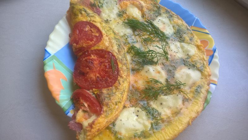 Omlet z pomidorem, mozarellą i koperkiem