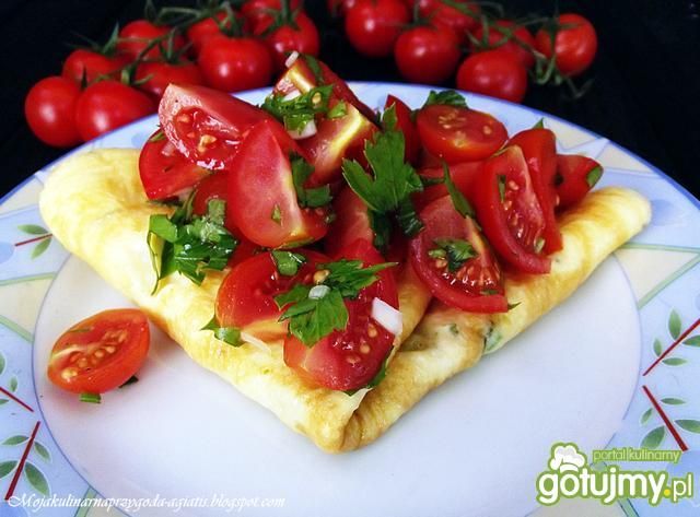 Omlet z pomidorkami koktajlowymi