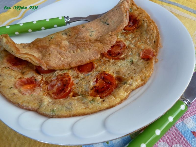 Omlet z pomidorkami koktajlowymi Omlet z pomidorkami koktajlowymi