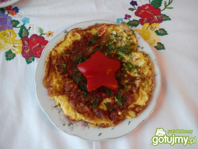 Omlet z pomidorkiem, cebulką i wędzonką Omlet z pomidorkiem, cebulką i wędzonką