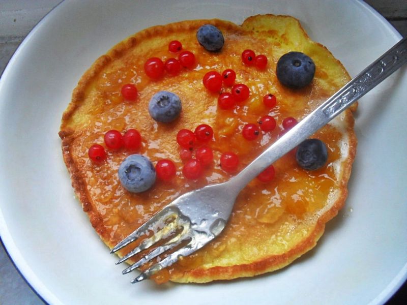 Omlet z porzeczami i borówkami na dżemie