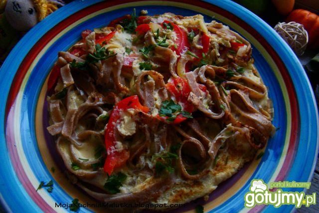Omlet z razowym makaronem i warzywami  Omlet z razowym makaronem i warzywami