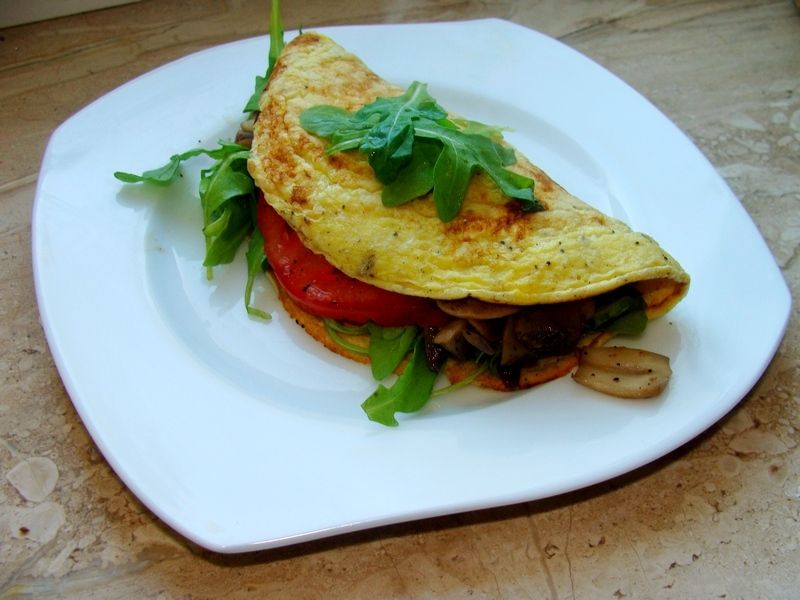 Omlet z rukolą i pieczarkami